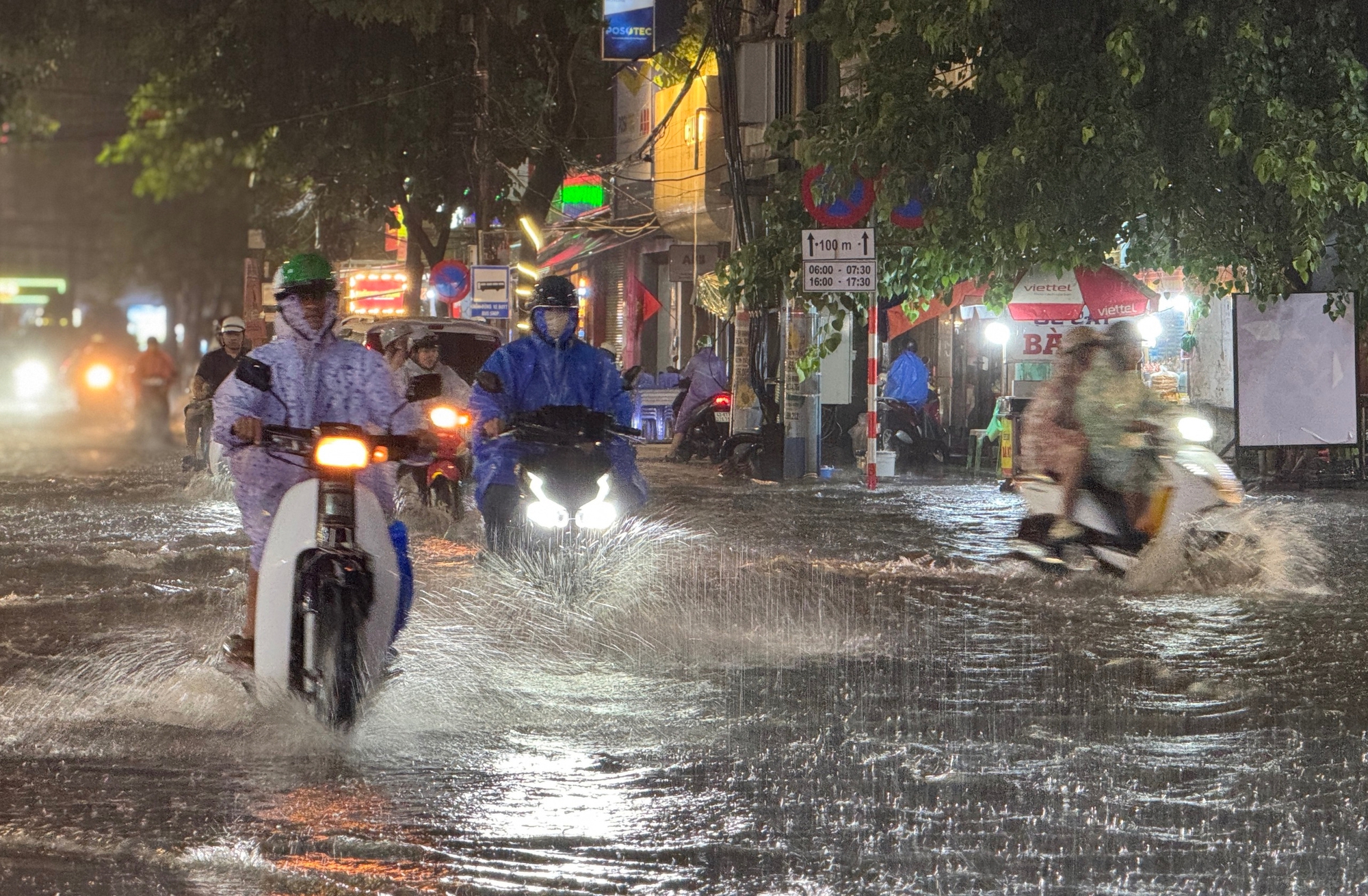 Đ&agrave; Nẵng ngập s&acirc;u sau trận mưa lớn giữa m&ugrave;a h&egrave; - Ảnh 10.