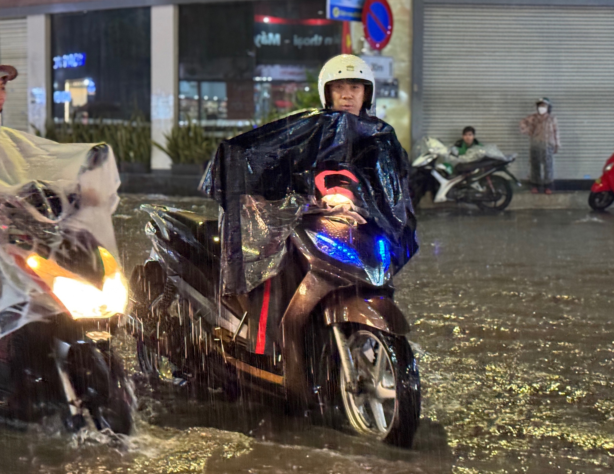 Đ&agrave; Nẵng ngập s&acirc;u sau trận mưa lớn giữa m&ugrave;a h&egrave; - Ảnh 12.