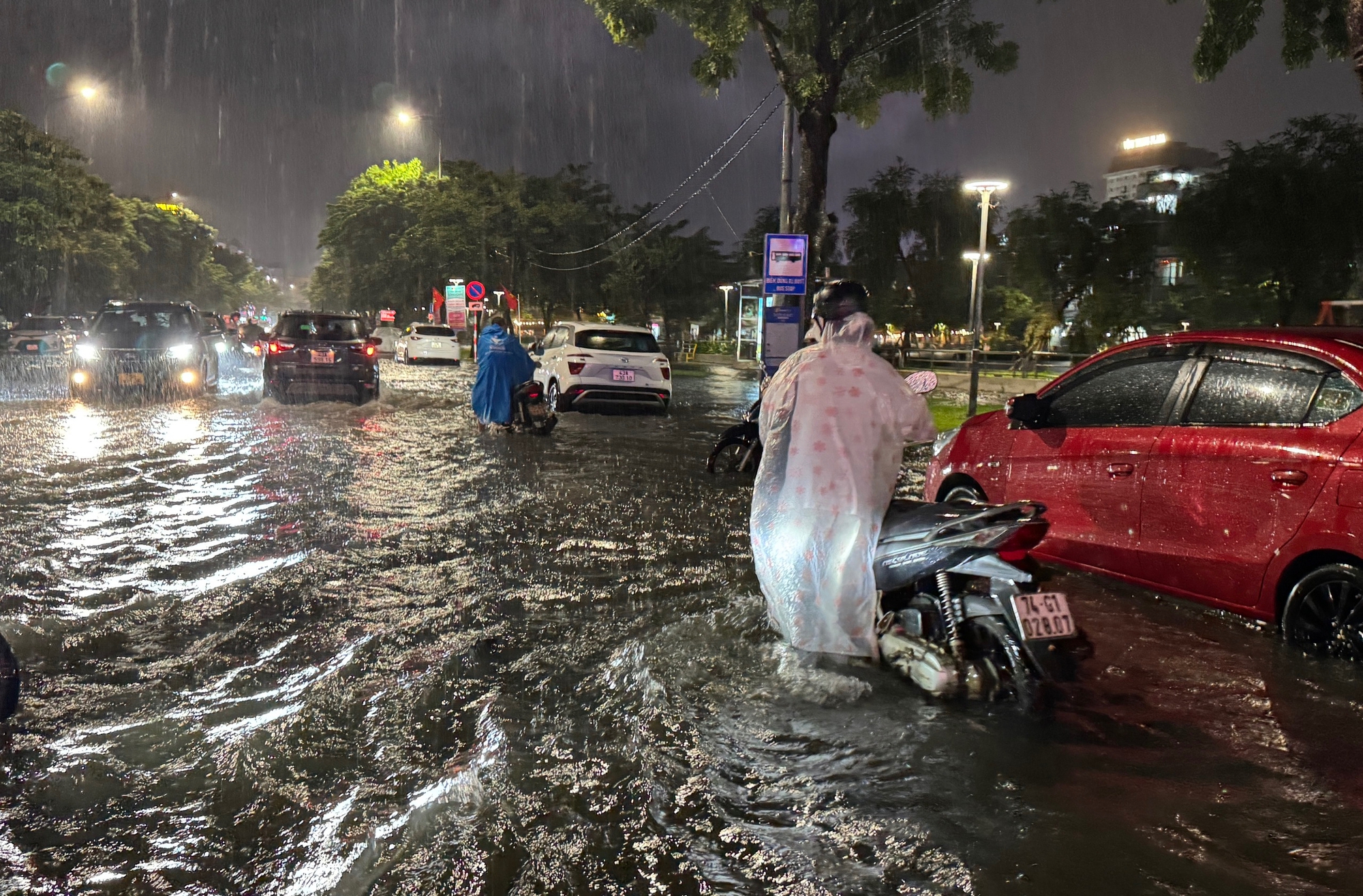 Đ&agrave; Nẵng ngập s&acirc;u sau trận mưa lớn giữa m&ugrave;a h&egrave; - Ảnh 13.