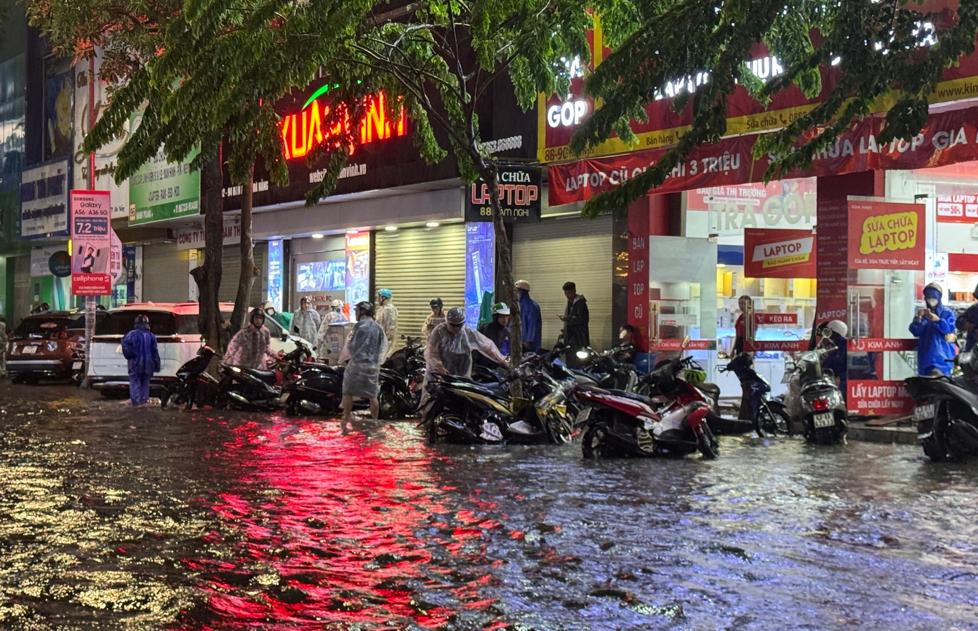 Đ&agrave; Nẵng ngập s&acirc;u sau trận mưa lớn giữa m&ugrave;a h&egrave; - Ảnh 14.