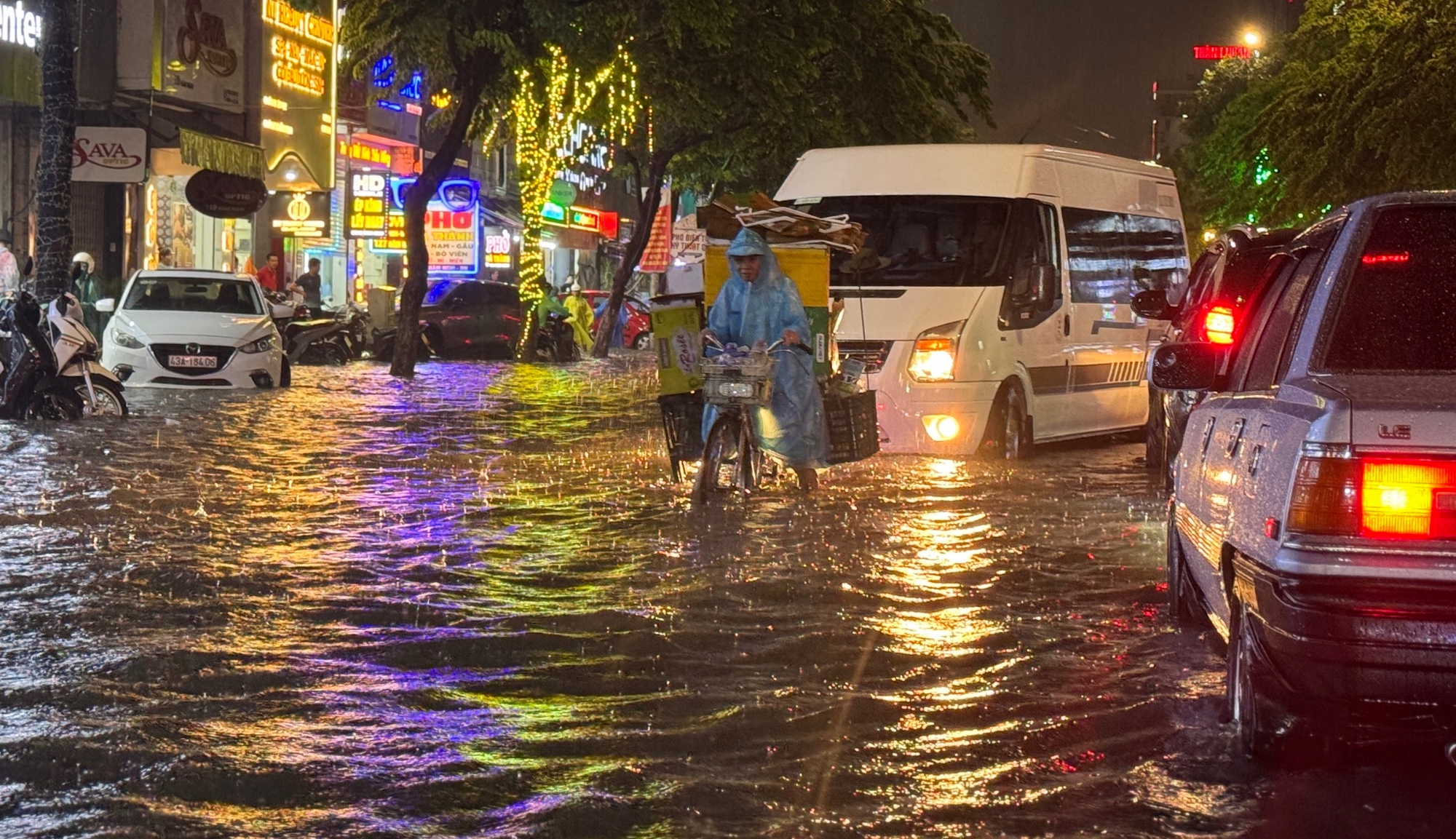 Đ&agrave; Nẵng ngập s&acirc;u sau trận mưa lớn giữa m&ugrave;a h&egrave; - Ảnh 15.