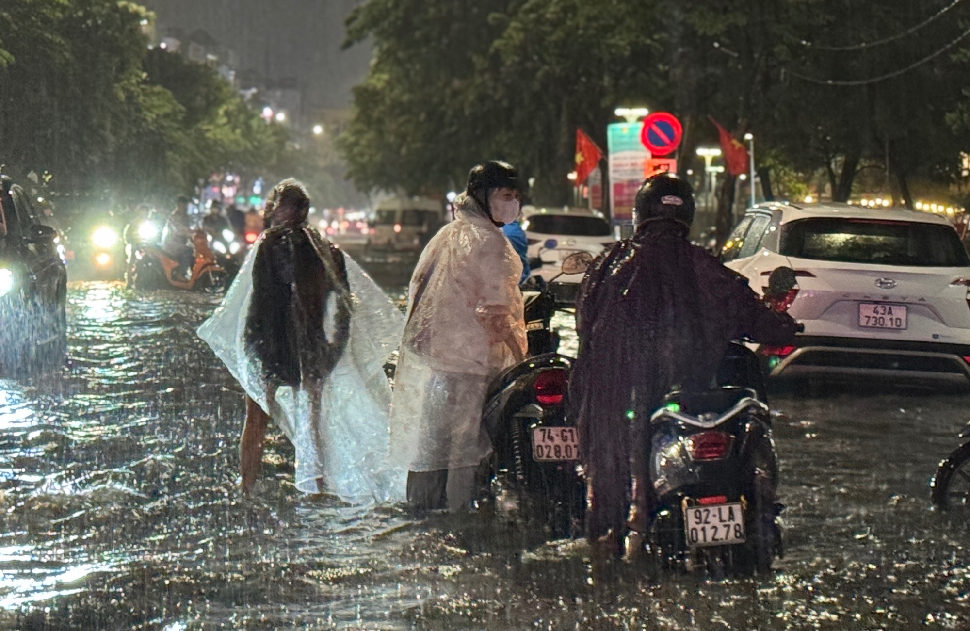 Đ&agrave; Nẵng ngập s&acirc;u sau trận mưa lớn giữa m&ugrave;a h&egrave; - Ảnh 16.