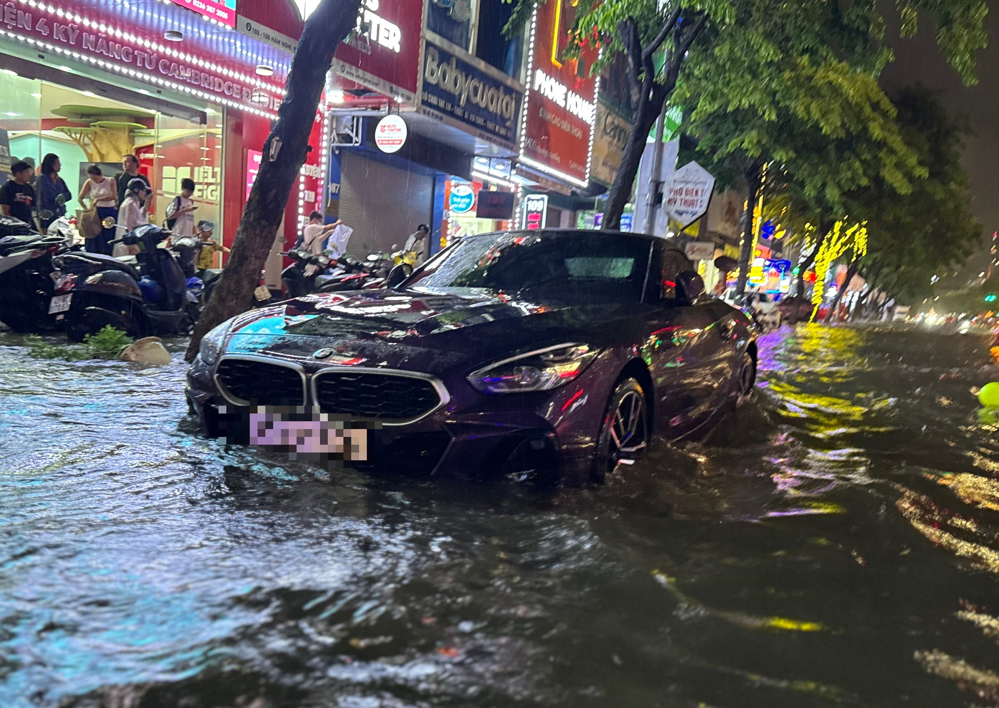 Đ&agrave; Nẵng ngập s&acirc;u sau trận mưa lớn giữa m&ugrave;a h&egrave; - Ảnh 18.