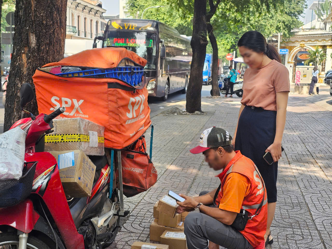 Người b&aacute;n tr&ecirc;n s&agrave;n thương mại điện tử vẫn loay hoay, chưa biết xuất ho&aacute; đơn cho ai- Ảnh 1.