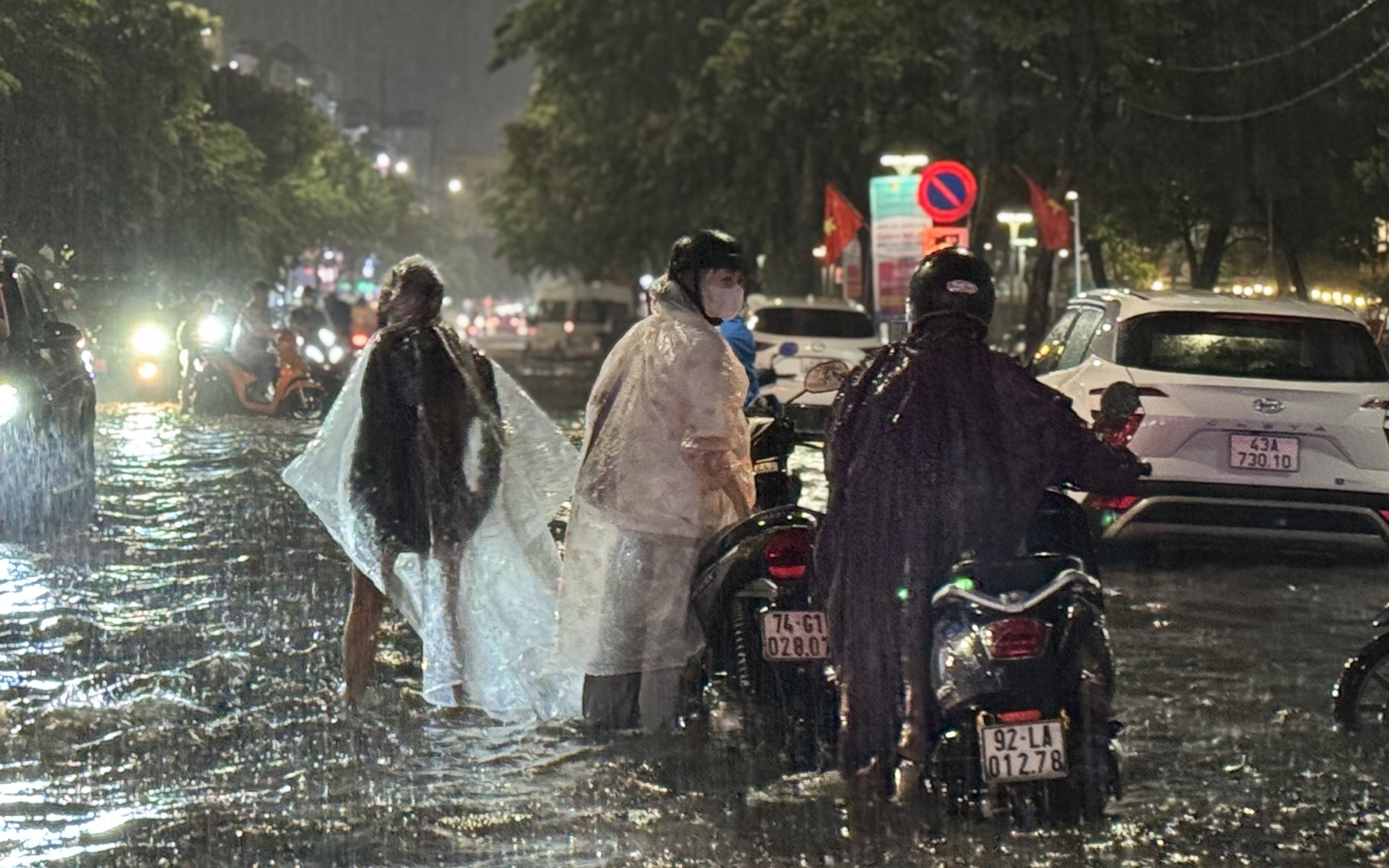 Người đàn ông bị nước cuốn trôi ở Đà Nẵng sau mưa lớn gây hoang mang - Ảnh 2.