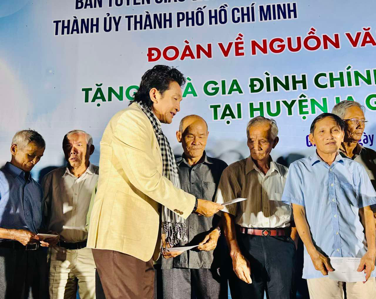 NSND TRỌNG PH&Uacute;C: C&aacute;nh chim kh&ocirc;ng mỏi - Ảnh 1.