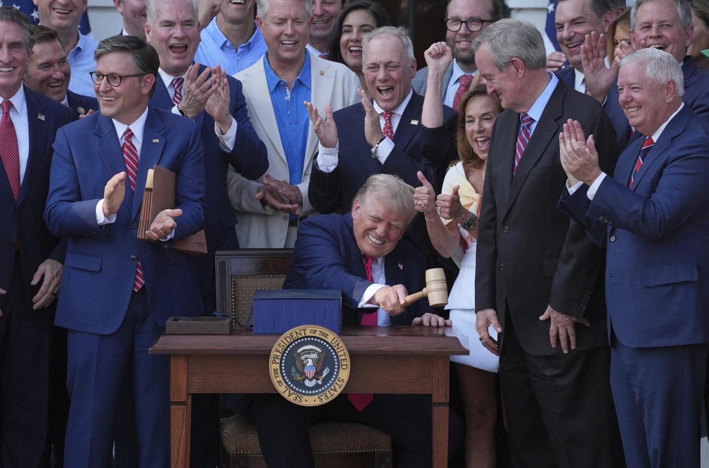Tổng thống Donald Trump ký ban hành luật thuế và chi tiêu "to và đẹp"- Ảnh 1.