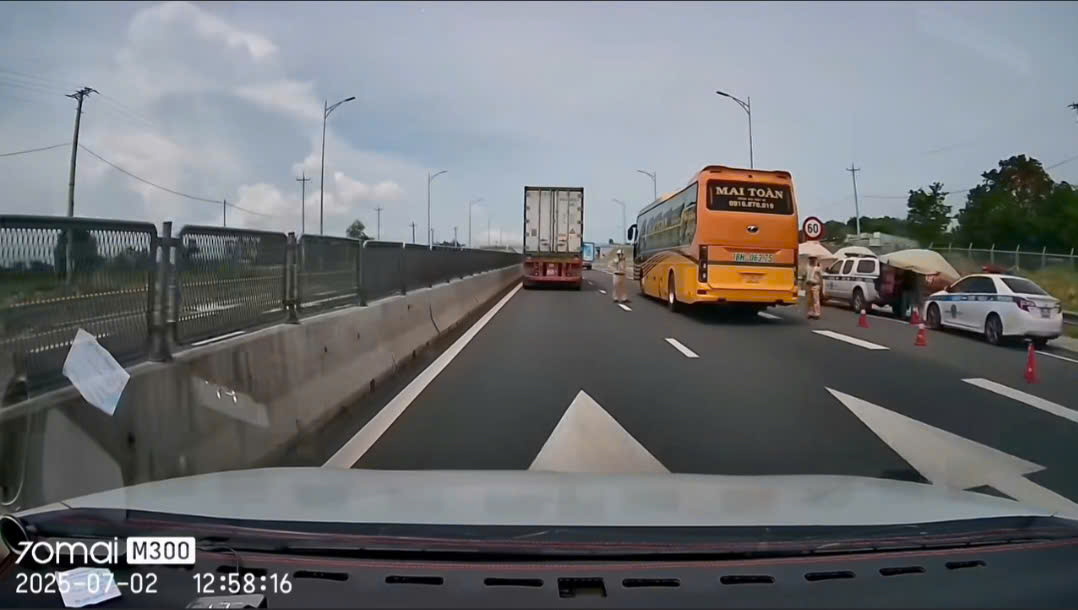 CSGT dừng xe giữa đường cao tốc Vĩnh Hảo - Phan Thiết: Sự thật gây bất ngờ - Ảnh 1.