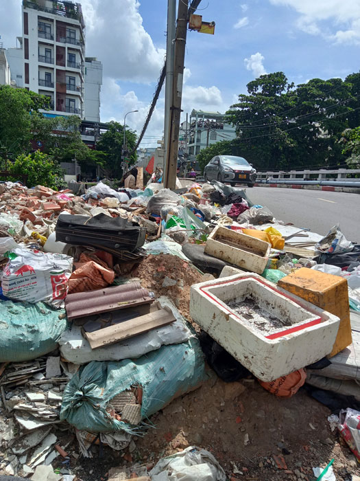 Đầu cầu thành nơi đổ rác- Ảnh 1.