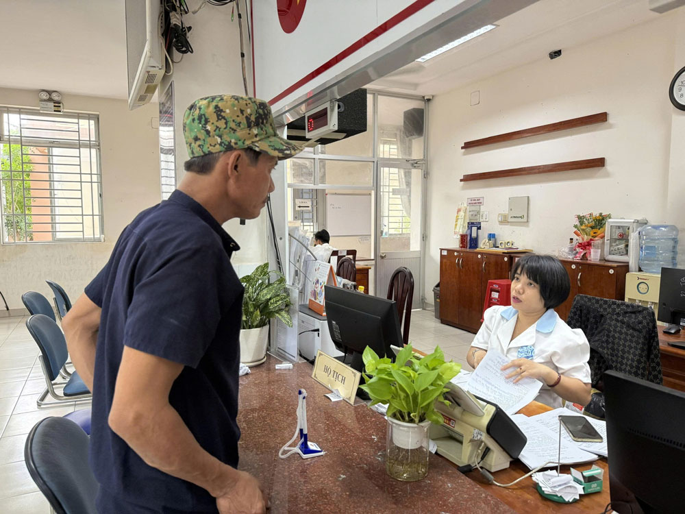 Cán bộ chính quyền phường xã TP HCM nỗ lực phục vụ dân hiệu quả hơn - Ảnh 2.