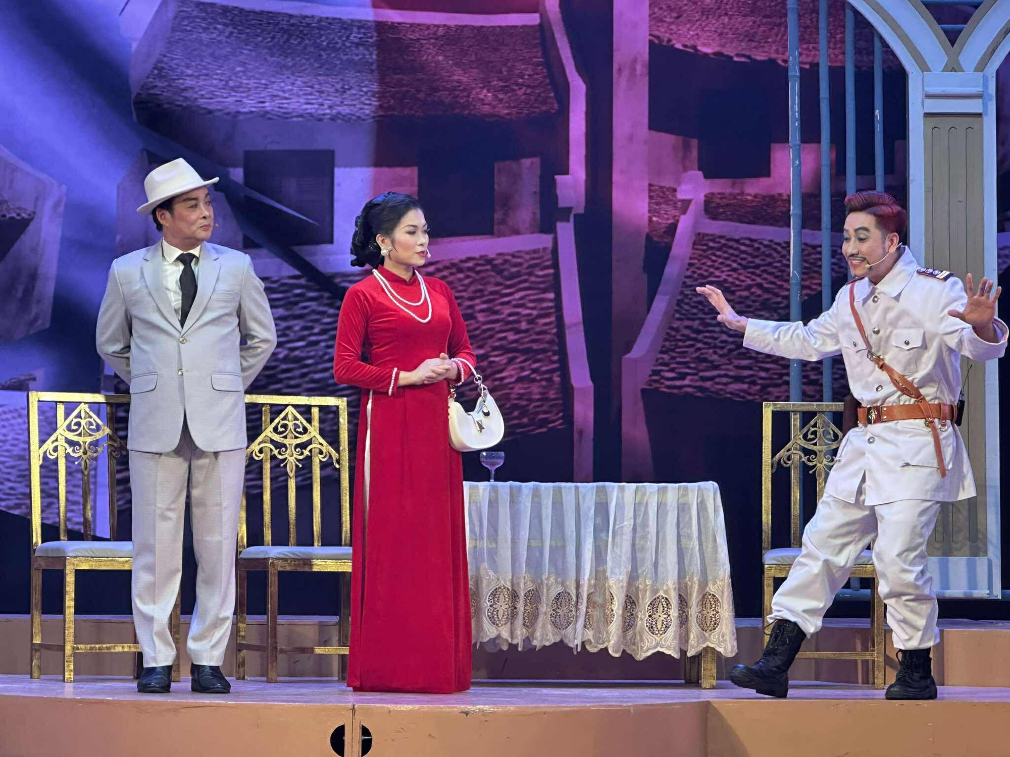 "Sấm vang Lạch Hới": NSND Triệu Trung Kiên và "bức tranh đẹp" trên nền huyền thoại lịch sử- Ảnh 1.