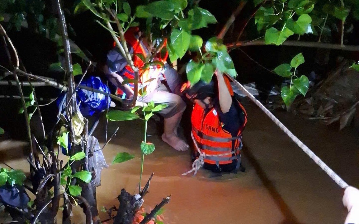 Đà Nẵng: Nhiều nơi bị ngập sâu do mưa lớn, dân quân, công an xung kích giúp dân