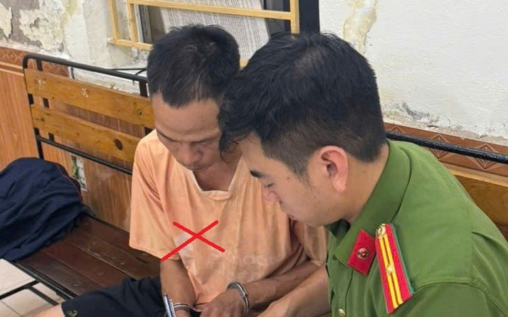 Tạm giữ người cha hành hạ, xích chân kéo lê con trai trên đường phố 