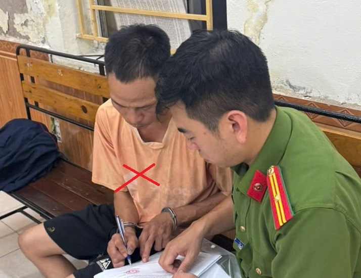 Tạm giữ người cha h&agrave;nh hạ, x&iacute;ch ch&acirc;n k&eacute;o l&ecirc; con trai tr&ecirc;n đường phố - Ảnh 1.