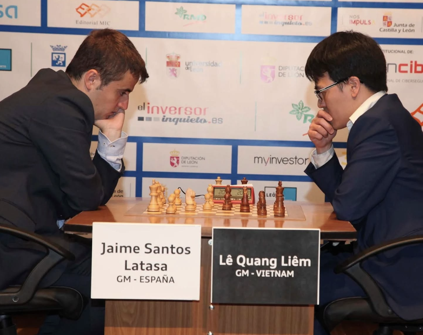 Hạ danh kỳ Anand Viswanathan, L&ecirc; Quang Li&ecirc;m v&ocirc; địch Leon Masters- Ảnh 2.