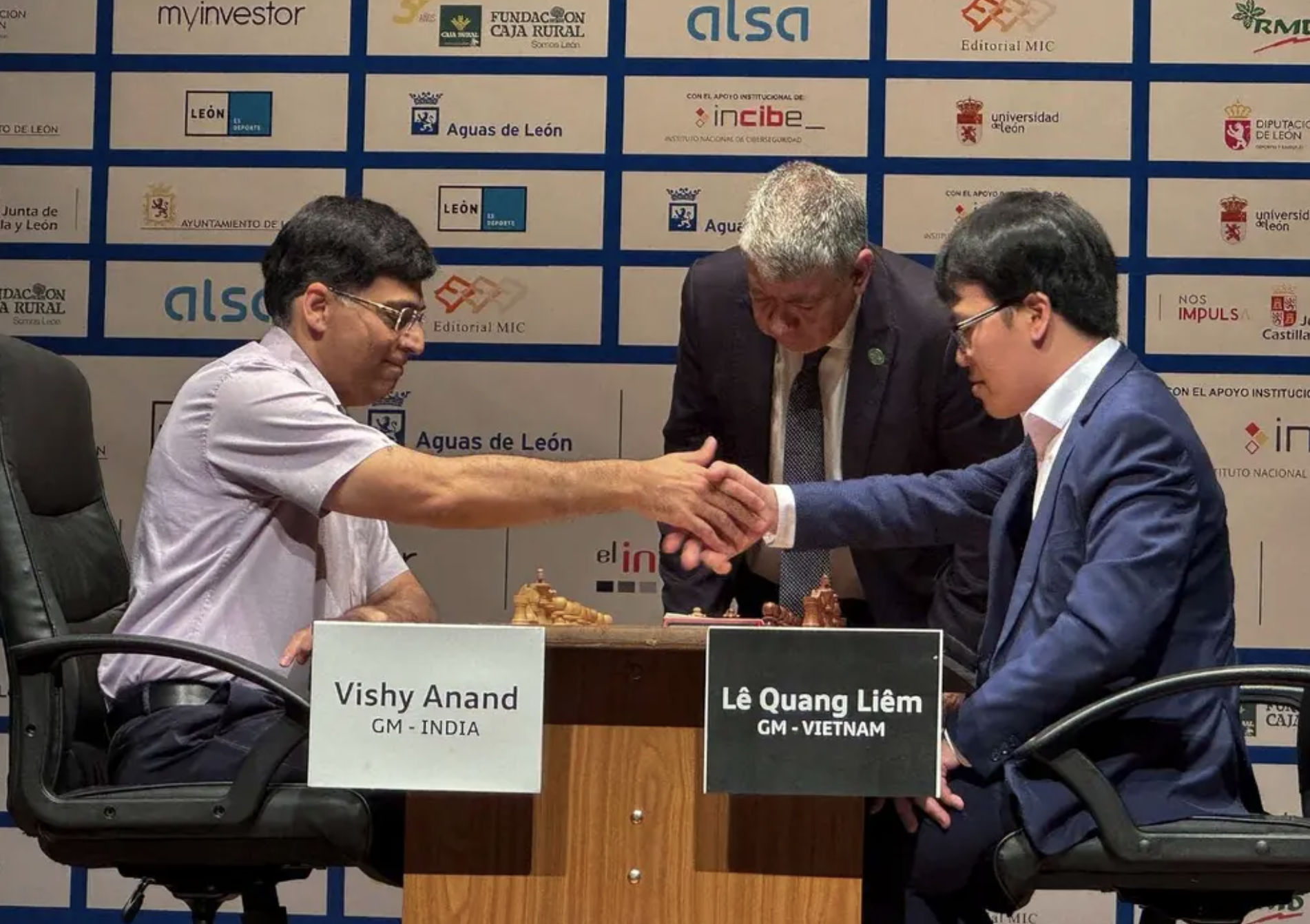 Hạ danh kỳ Anand Viswanathan, L&ecirc; Quang Li&ecirc;m v&ocirc; địch Leon Masters- Ảnh 4.