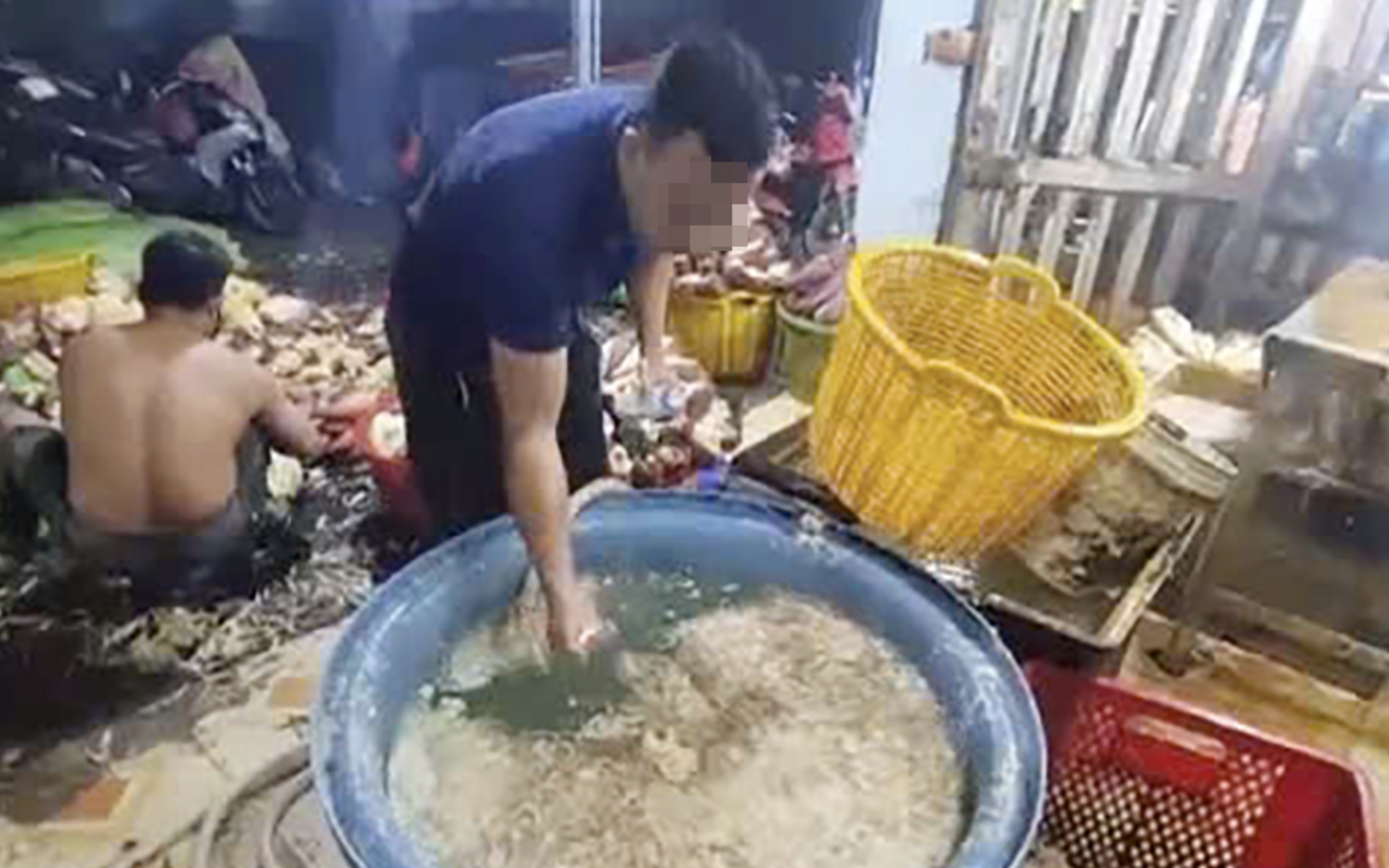 Công an TP HCM kiểm tra đột xuất, phát hiện 3 cơ sở ngâm hoa chuối bằng hoá chất