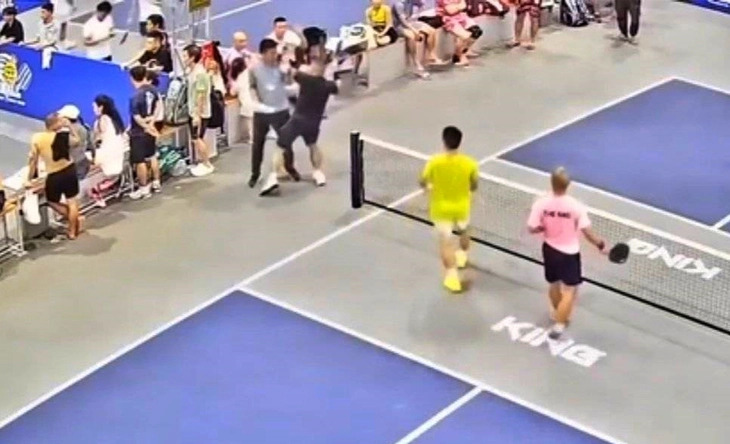 VIDEO: VĐV pickleball d&ugrave;ng vợt đ&aacute;nh thẳng v&agrave;o đầu trọng t&agrave;i- Ảnh 1.