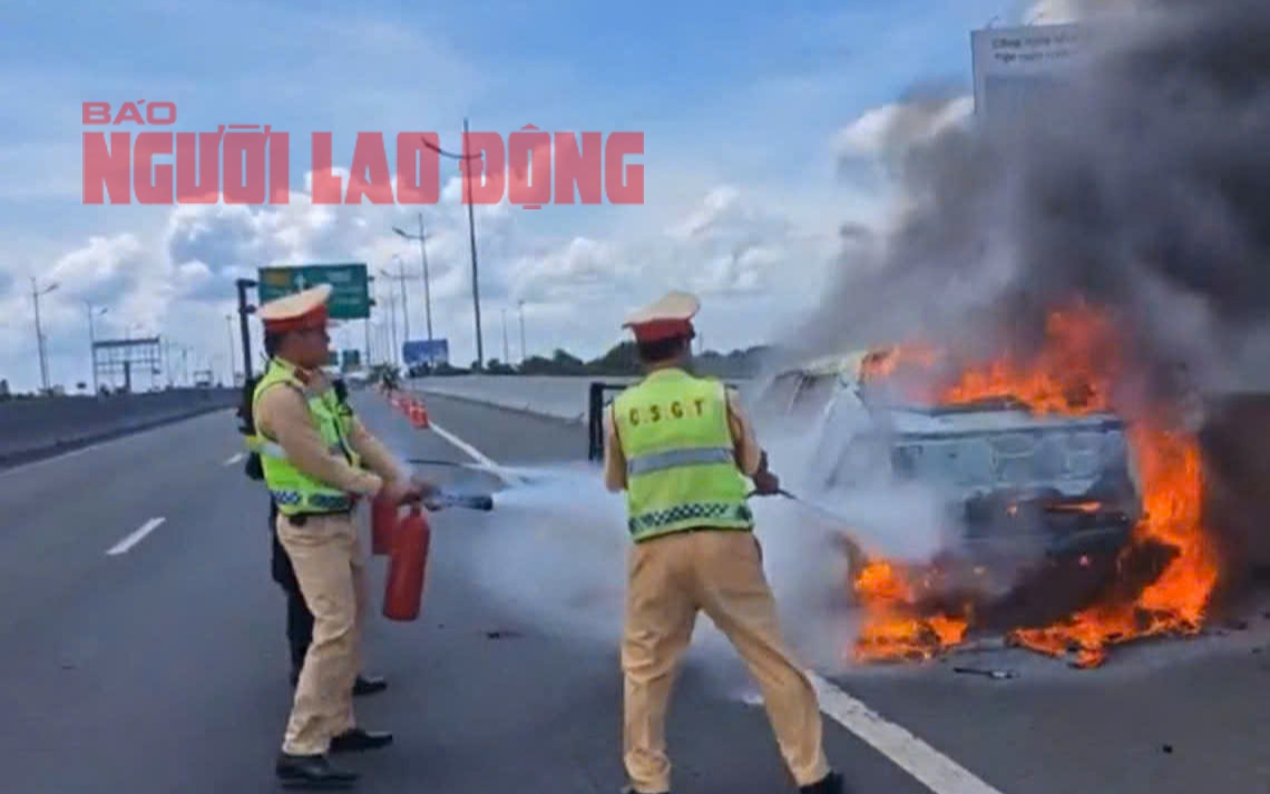 Ô tô cháy dữ dội trên đường cao tốc TP HCM - Trung Lương, tài xế dập lửa bất thành