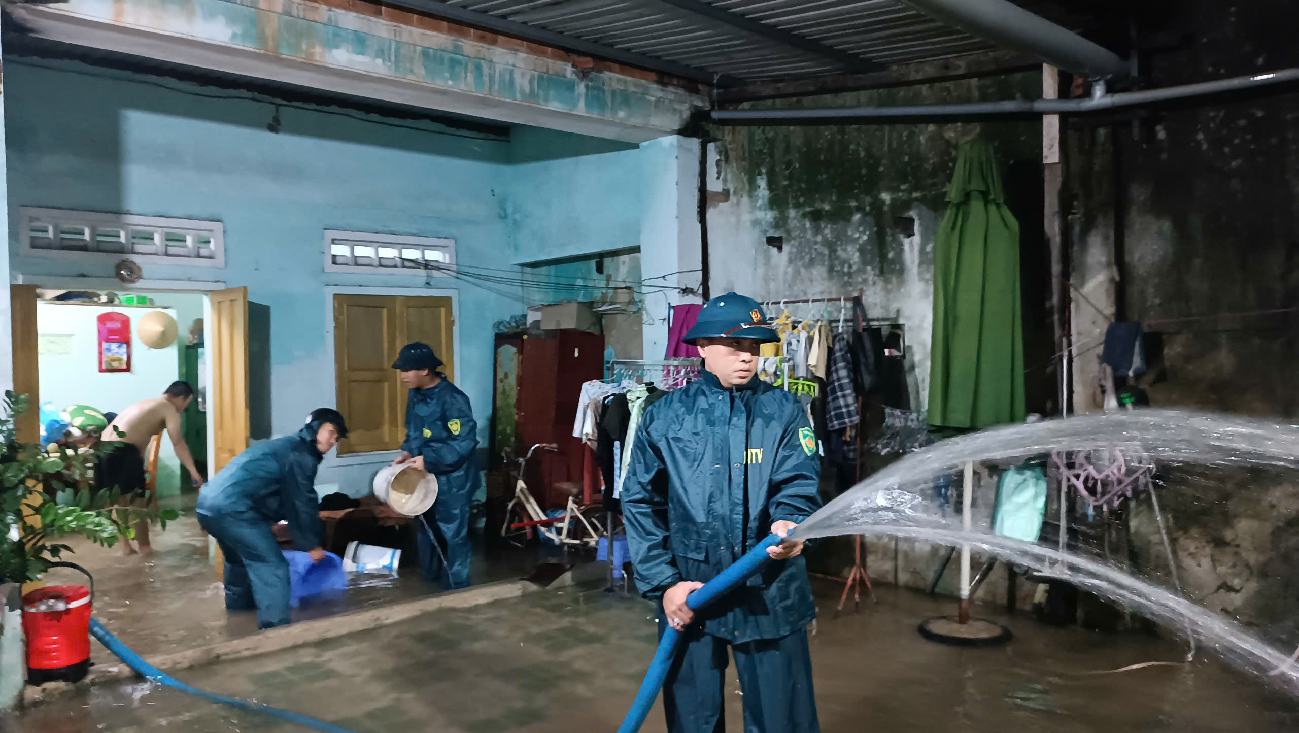 Đà Nẵng ngập nặng do mưa lớn, công an, dân quân xung kích giúp dân - Ảnh 2.