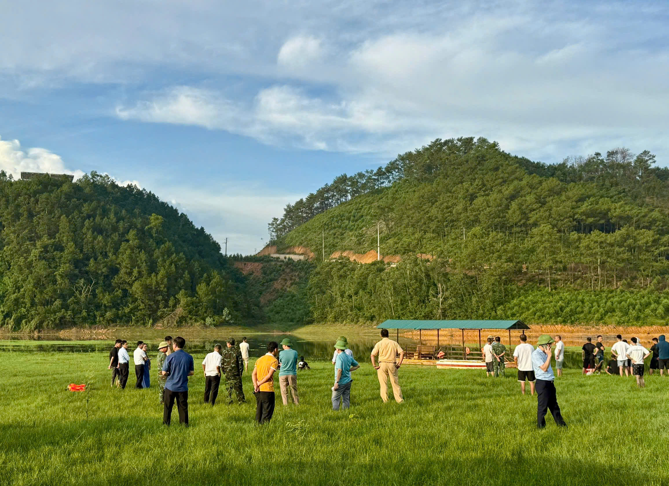 Đuối nước thương t&acirc;m khi &ocirc; t&ocirc; bị ch&igrave;m dưới l&ograve;ng hồ Bến Ch&acirc;u ở Quảng Ninh - Ảnh 1.