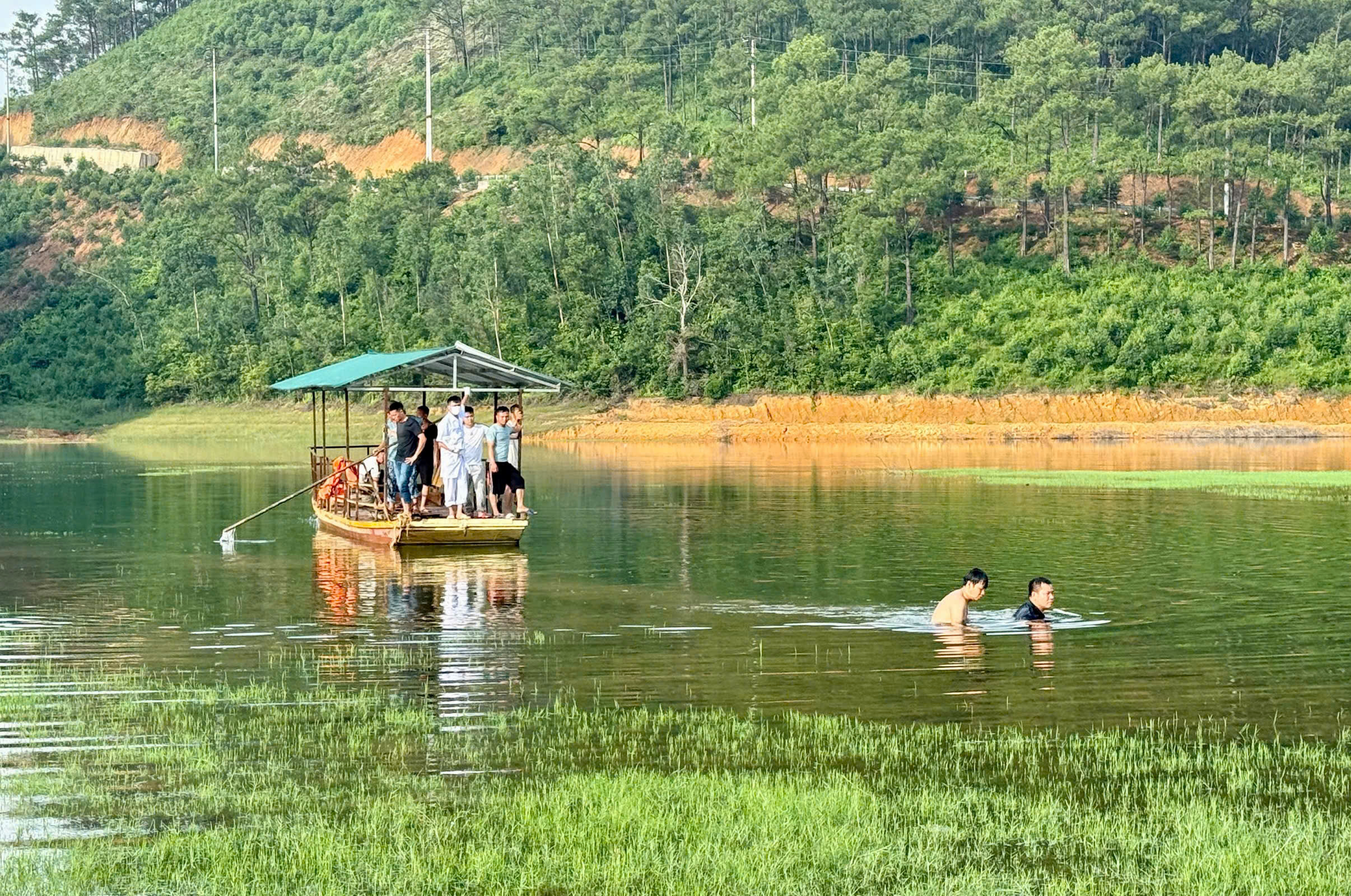 Đuối nước thương t&acirc;m khi &ocirc; t&ocirc; bị ch&igrave;m dưới l&ograve;ng hồ Bến Ch&acirc;u ở Quảng Ninh - Ảnh 2.