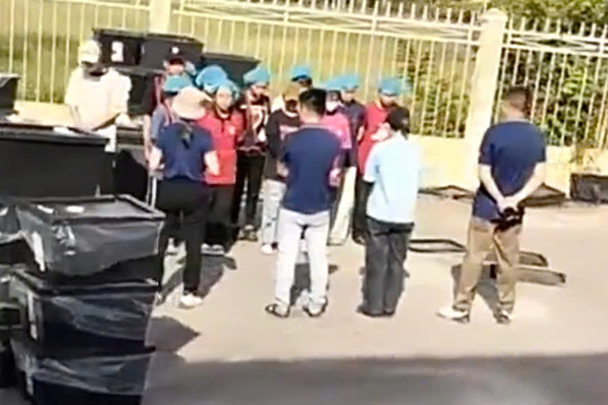 Pháp lý vụ công nhân bị buộc đứng giữa nắng để nghe "phổ biến công việc"- Ảnh 1.