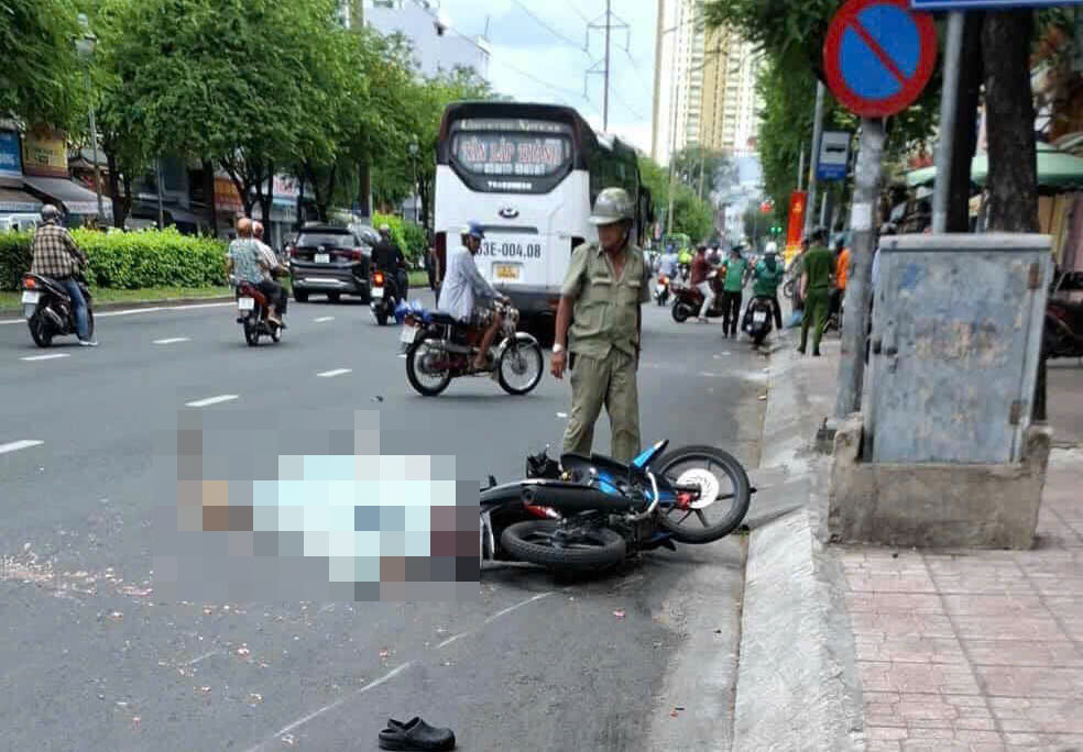 Tai nạn giao th&ocirc;ng ở TP HCM khiến người đ&agrave;n &ocirc;ng tử vong tr&ecirc;n đường Hồng B&agrave;ng - Ảnh 1.