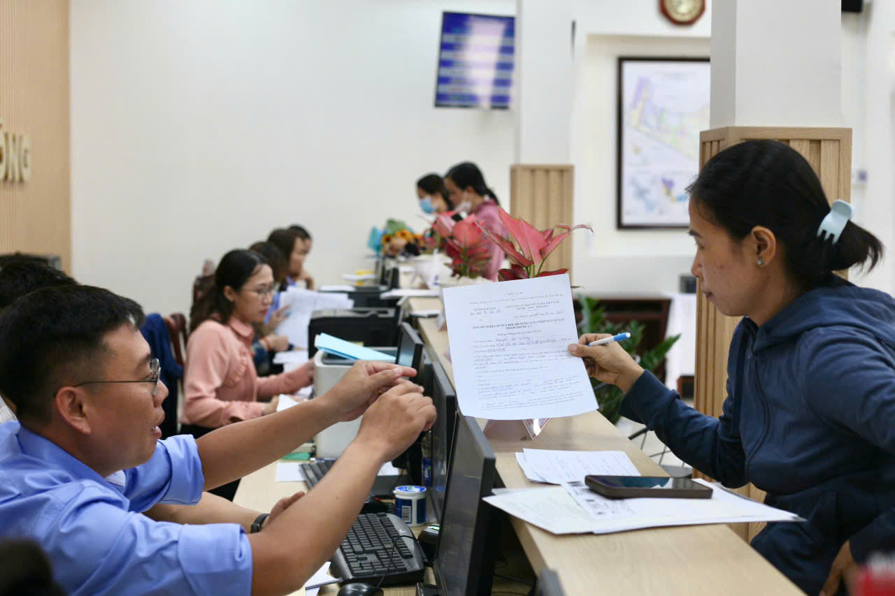 Cán bộ chính quyền phường xã TP HCM nỗ lực phục vụ dân hiệu quả hơn - Ảnh 3.