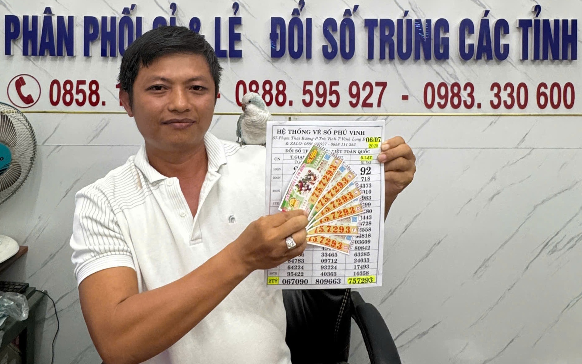 Người làm thuê trúng độc đắc 6 tờ vé số, giữ bí mật với gia đình đến phút cuối