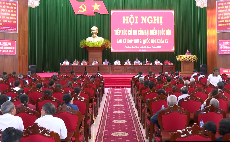 Ph&oacute; Chủ tịch Quốc hội Trần Quang Phương tiếp x&uacute;c cử tri Quảng Ng&atilde;i - Ảnh 1.