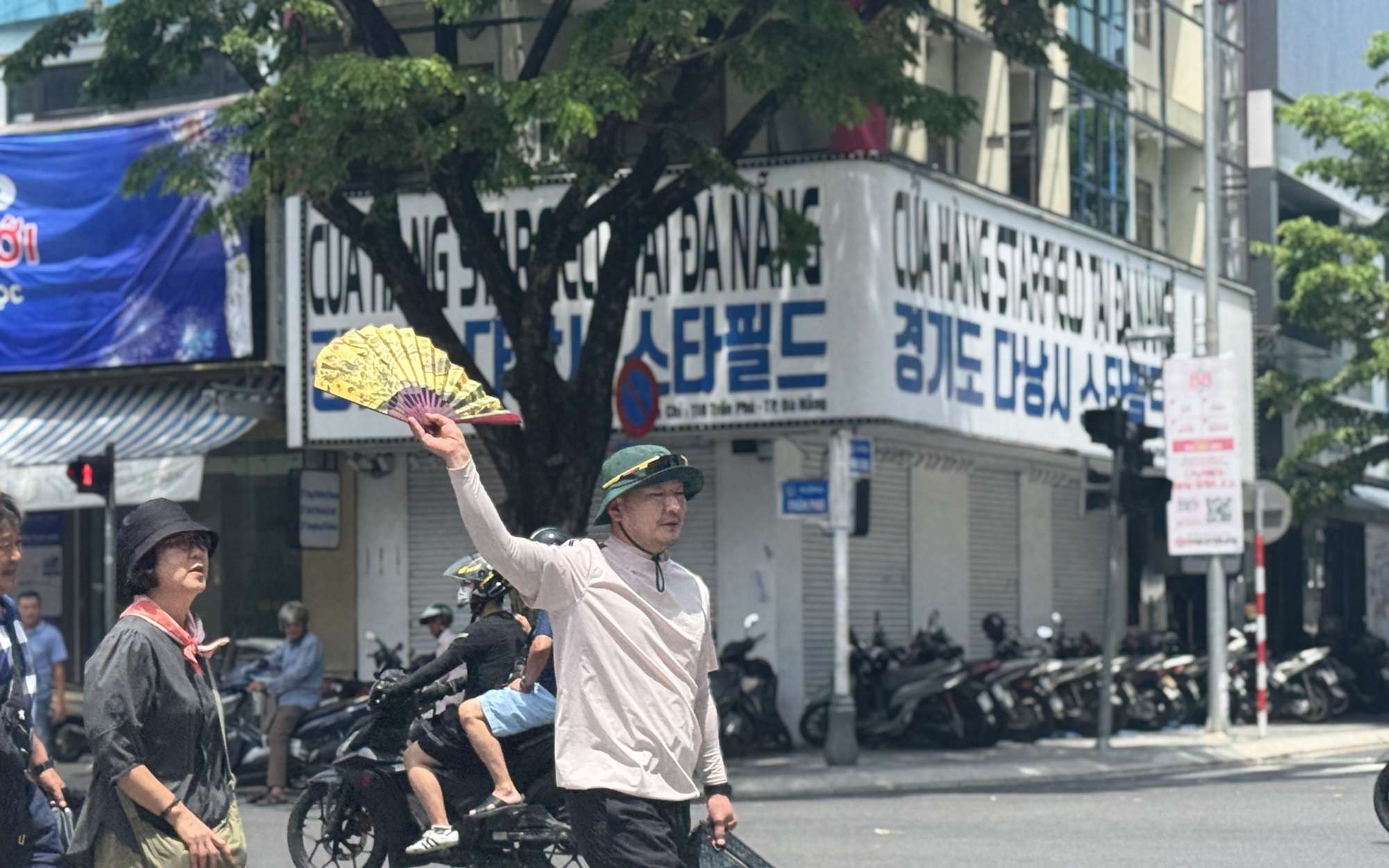 Đóng vai hướng dẫn viên du lịch, quản lý thị trường Đà Nẵng triệt phá ổ bán hàng giả