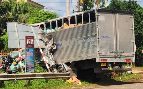 Tai nạn liên hoàn giữa 3 xe ô tô, một người bị thương
