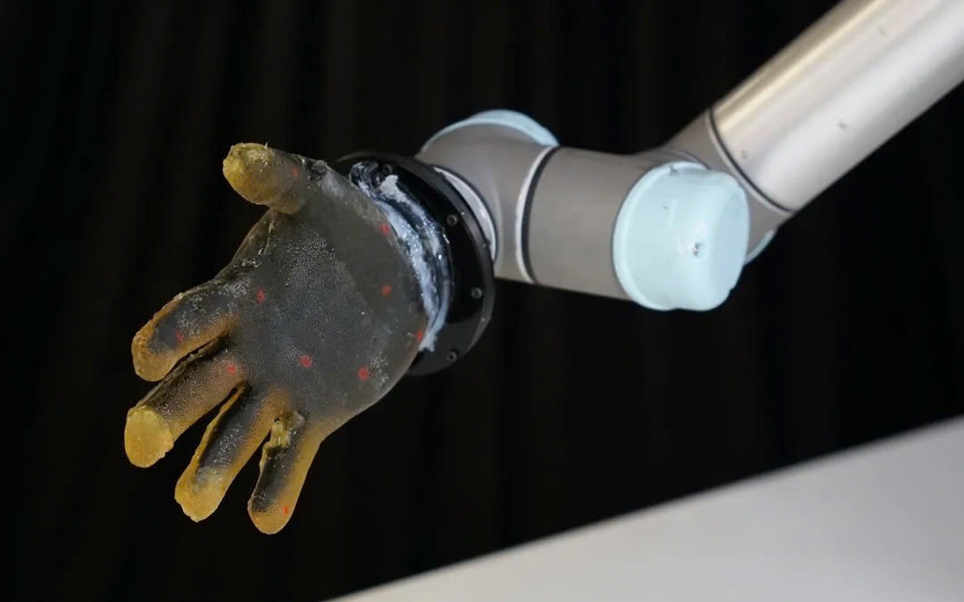 Robot biết đau nhờ da nhân tạo mới