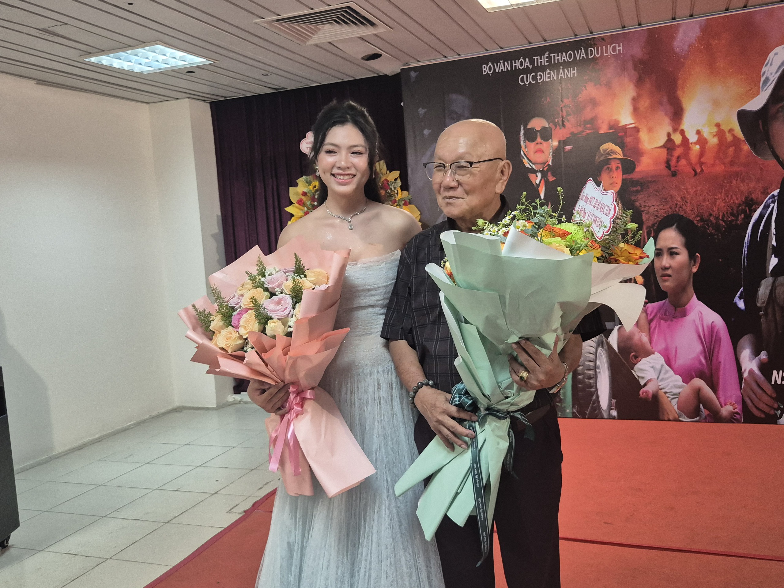 Minh Luân hóa chiến sĩ, bên "nàng thơ" Thiên Thư- Ảnh 2.