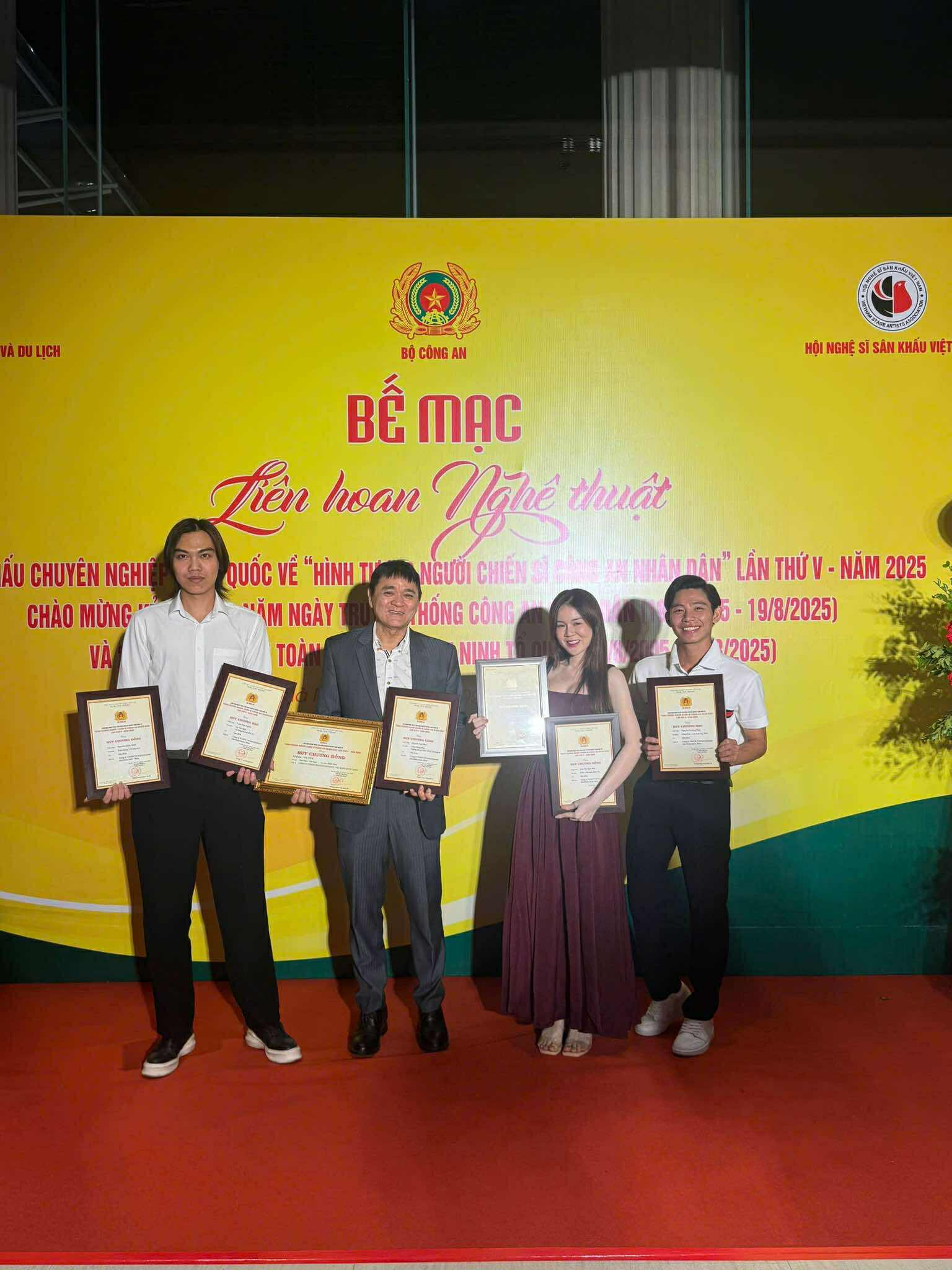 Quốc Thảo, Bình Tinh, Lâm Vỹ Dạ - Những giọt nước mắt hạnh phúc sau ánh đèn sân khấu - Ảnh 1.
