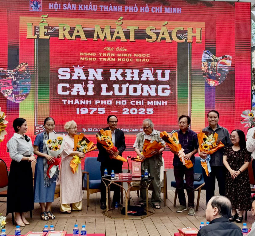 Ra mắt sách chuyên khảo về sân khấu cải lương TP HCM 50 năm qua- Ảnh 1.