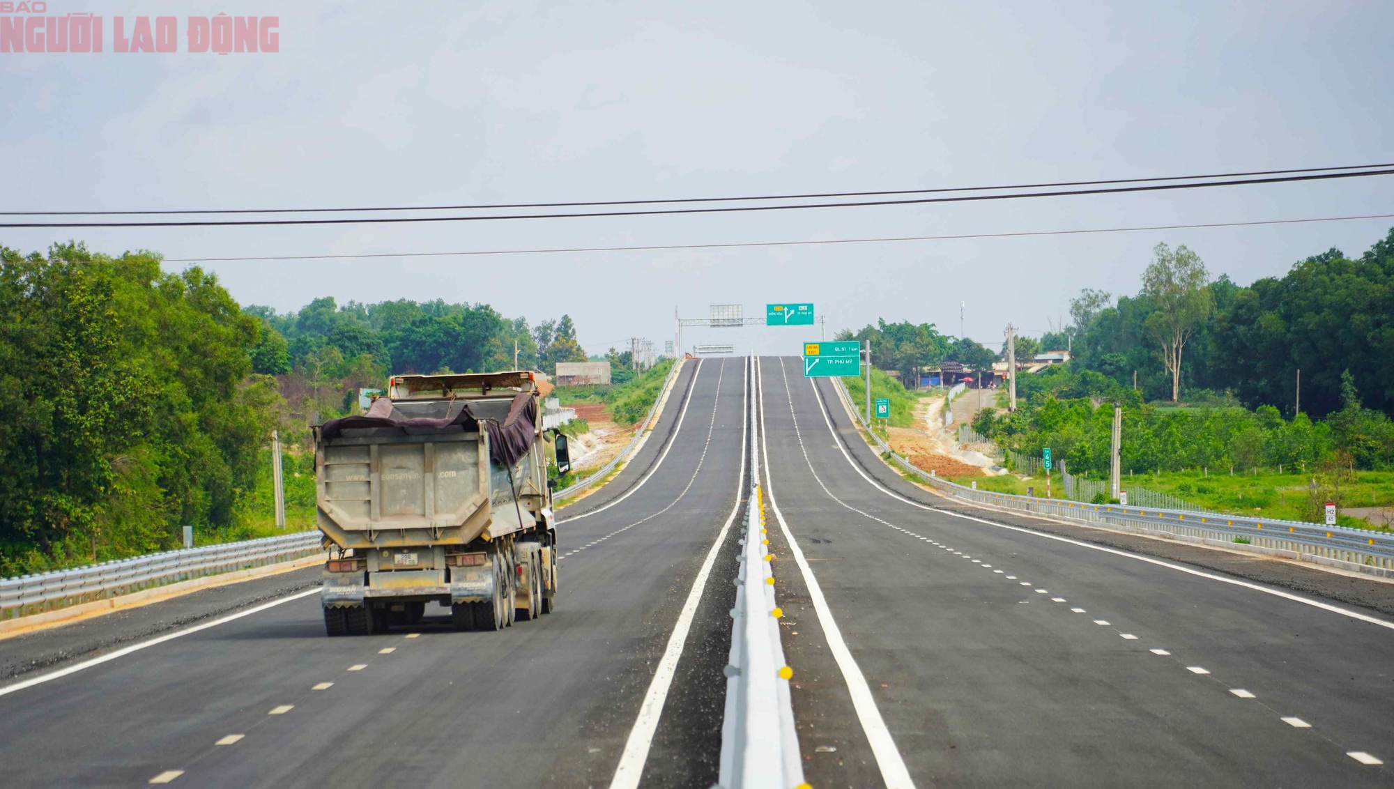 H&igrave;nh ảnh đường cao tốc Bi&ecirc;n H&ograve;a - Vũng T&agrave;u &ldquo;thẳng băng trong khung h&igrave;nh&rdquo; ng&agrave;y 8-7- Ảnh 9.