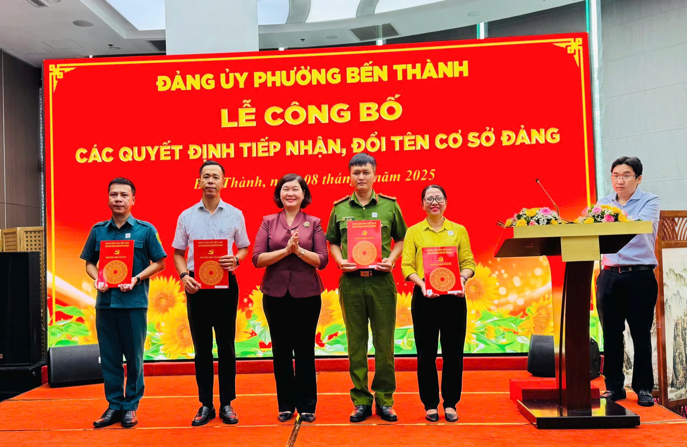 Phường Bến Thành phát huy sức mạnh truyền thông cơ sở Đảng trong phát triển chính trị - Ảnh 1.