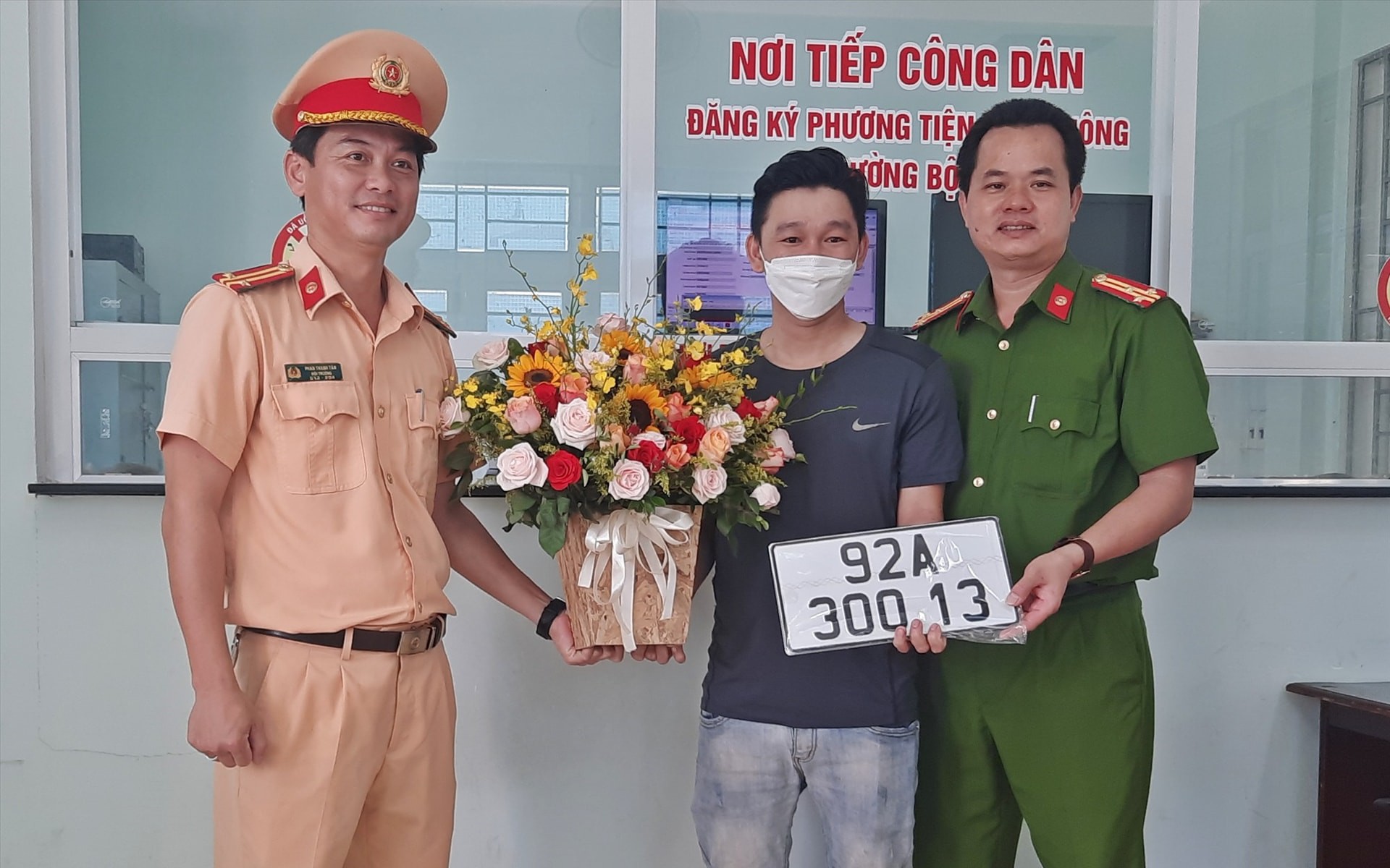 Người dân Đà Nẵng bấm ngẫu nhiên để được cấp biển số xe 92 hoặc 43