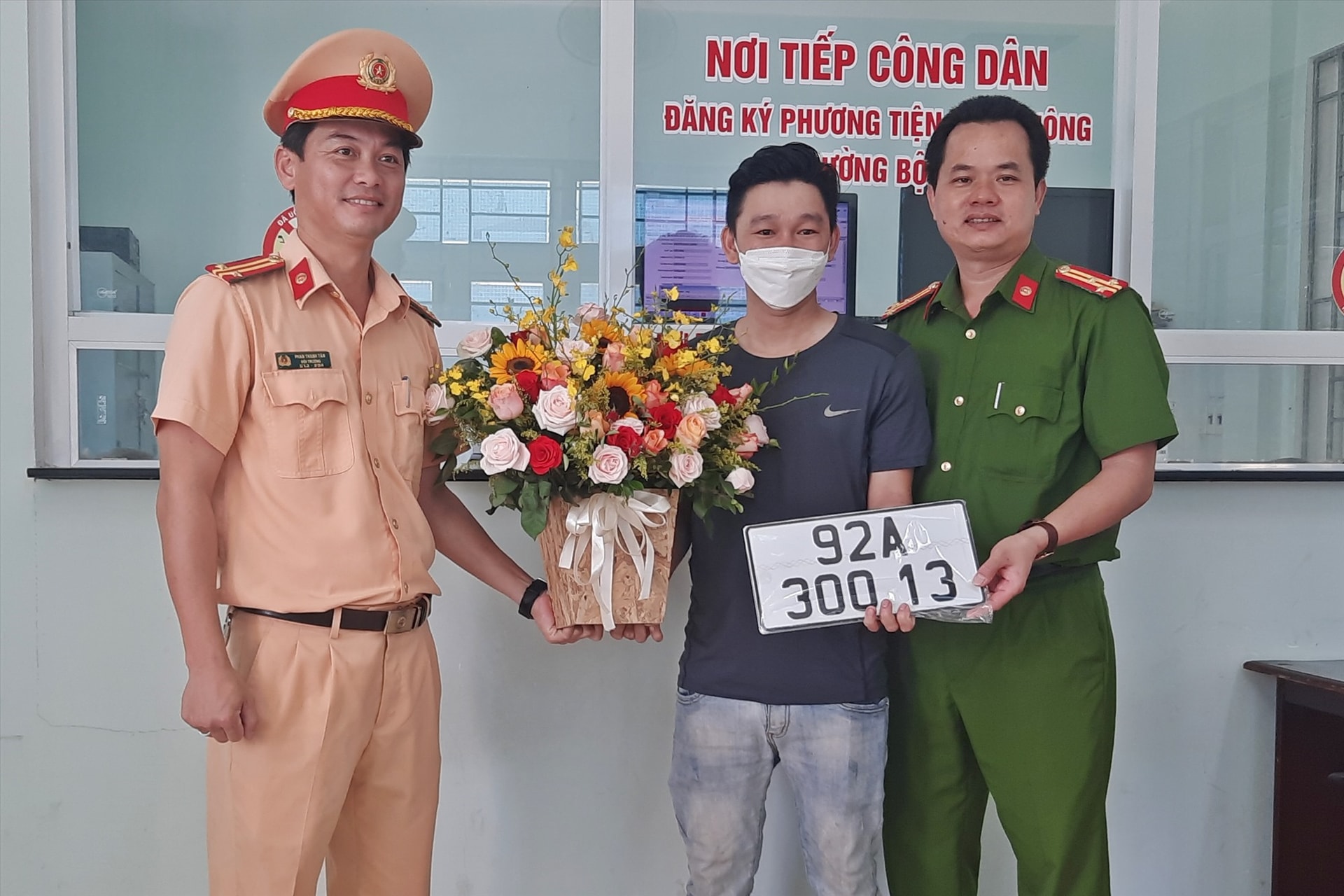 Người dân Đà Nẵng bấm ngẫu nhiên để được cấp biển số xe 92 hoặc 43- Ảnh 1.