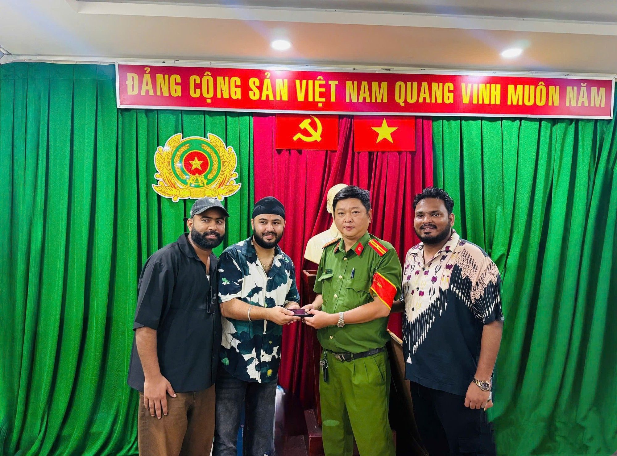 Hai người đ&agrave;n &ocirc;ng "may mắn" sau khi bỏ qu&ecirc;n t&agrave;i sản ở TP HCM- Ảnh 2.