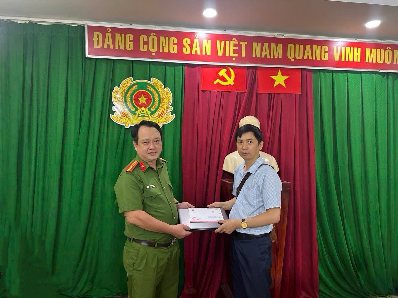 Hai người đ&agrave;n &ocirc;ng "may mắn" sau khi bỏ qu&ecirc;n t&agrave;i sản ở TP HCM- Ảnh 1.
