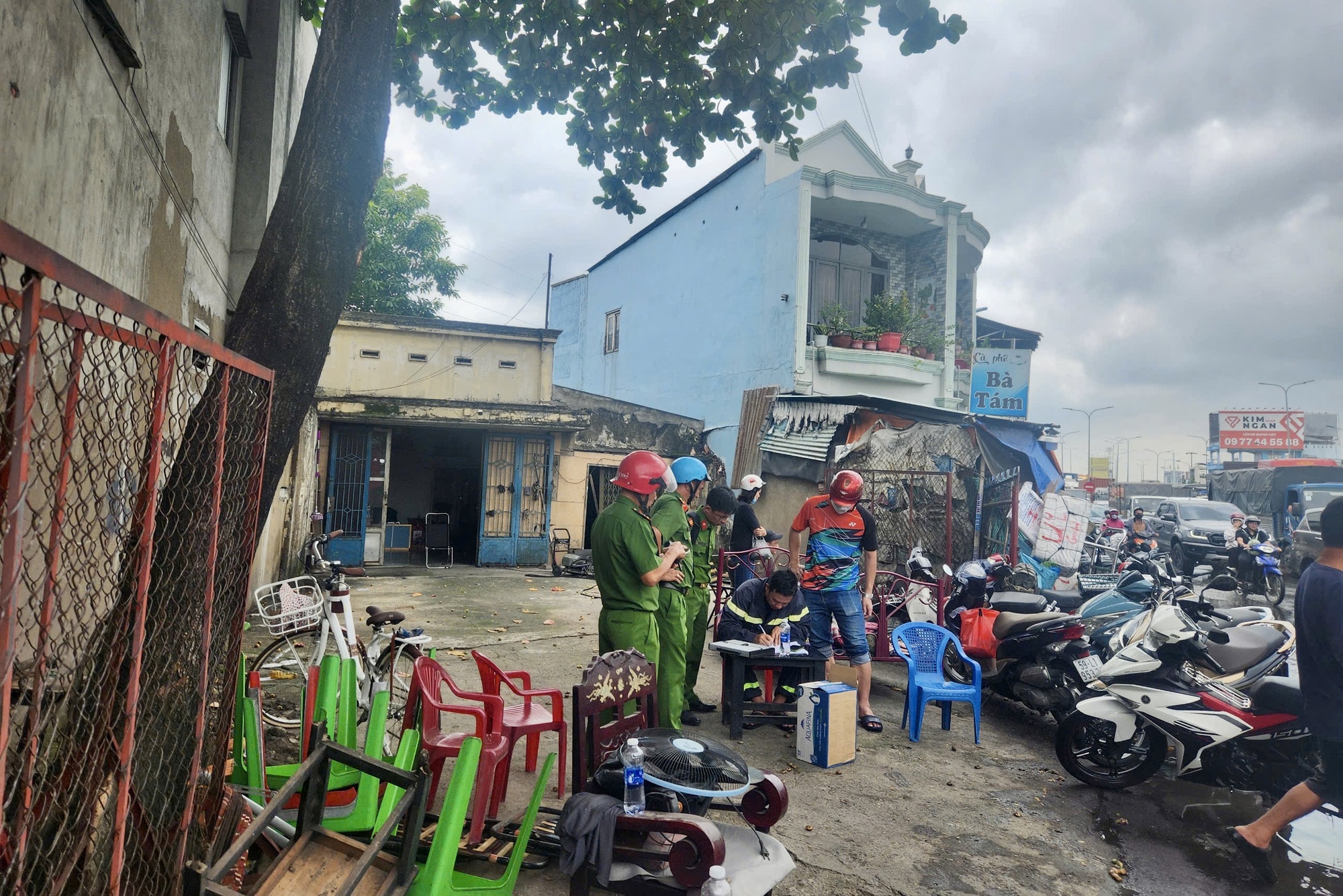 Ch&aacute;y d&atilde;y ph&ograve;ng trọ ở TP HCM, kh&oacute;i lửa bốc dữ dội- Ảnh 3.