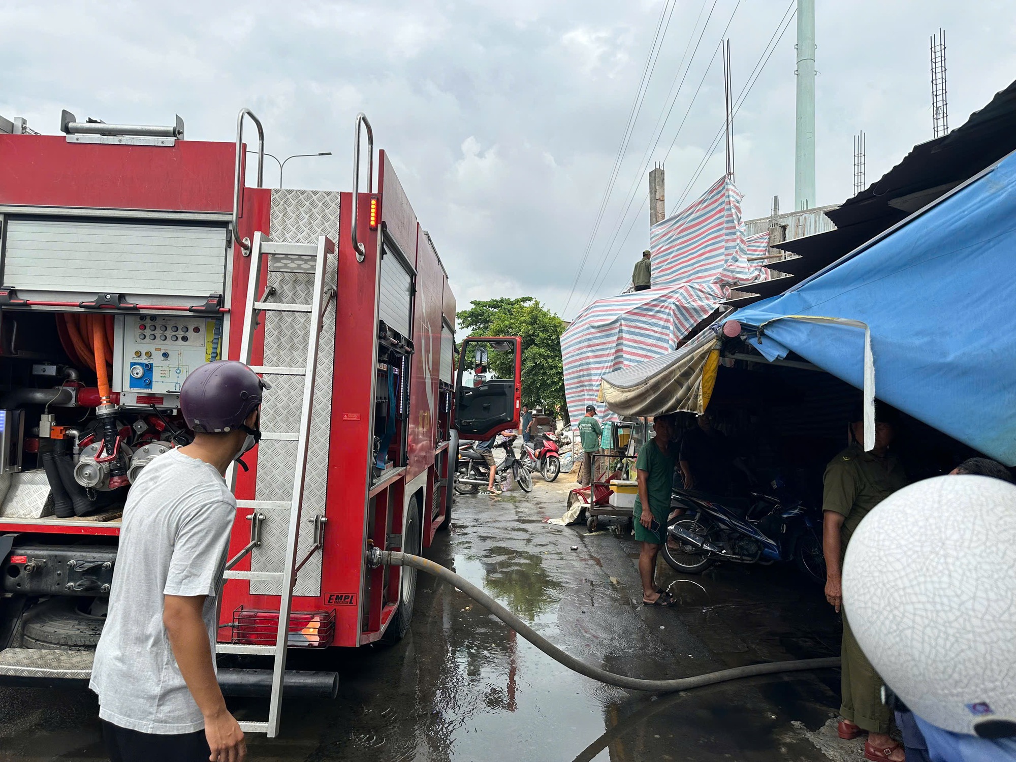 Ch&aacute;y d&atilde;y ph&ograve;ng trọ ở TP HCM, kh&oacute;i lửa bốc dữ dội- Ảnh 2.