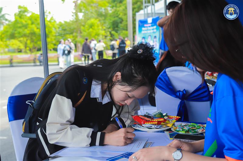 Trường ĐH Văn Hiến tổ chức “VHU JOB FAIR 2025 – Ngày hội việc làm”- Ảnh 2.