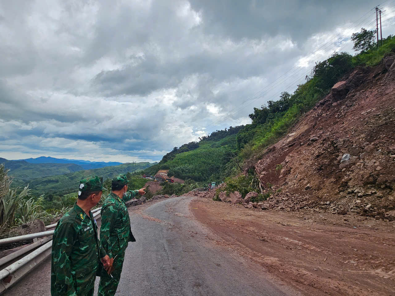 Sạt lở tr&ecirc;n Quốc lộ 15D, đường l&ecirc;n cửa khẩu quốc tế &aacute;ch tắc h&agrave;ng c&acirc;y số- Ảnh 1.