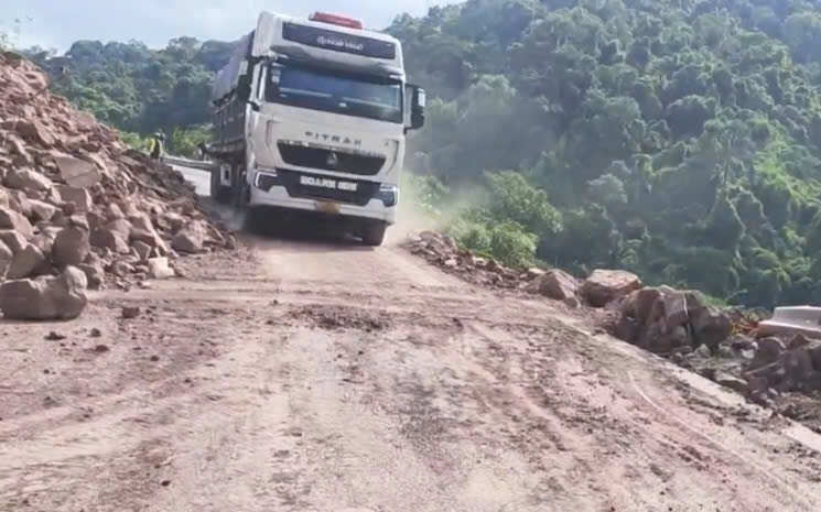Thông xe một làn sau vụ sạt trượt 100m3 đất đá xuống quốc lộ
