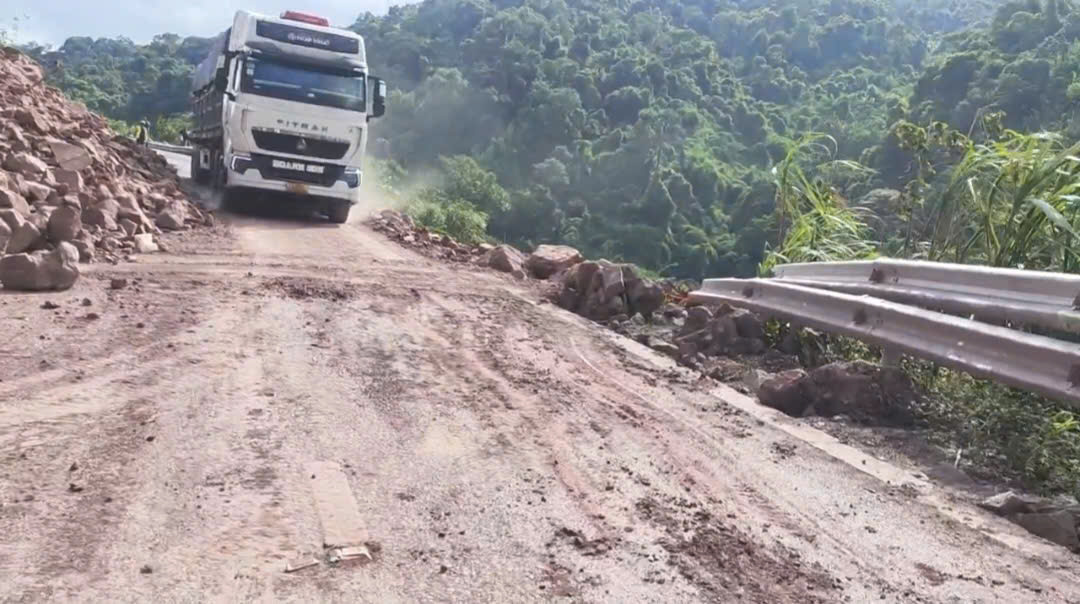 Thông xe một làn sau vụ sạt trượt 100m3 đất đá xuống quốc lộ- Ảnh 1.