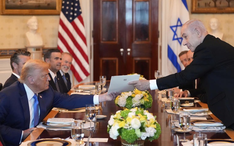 Thủ tướng Israel trao tận tay Tổng thống Donald Trump món quà bất ngờ